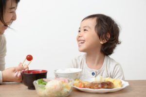子どもが自分から食事を時間内に食べるたった１つの簡単な方法。