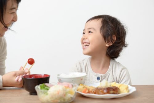 子どもが自分から食事を時間内に食べるたった１つの簡単な方法。